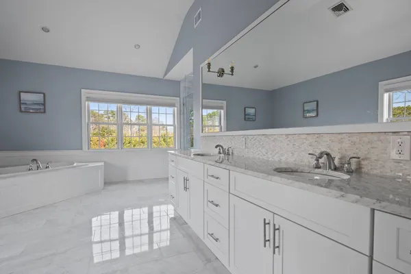 $90,000 | 490 Montauk Highway, Southampton, NY 11968