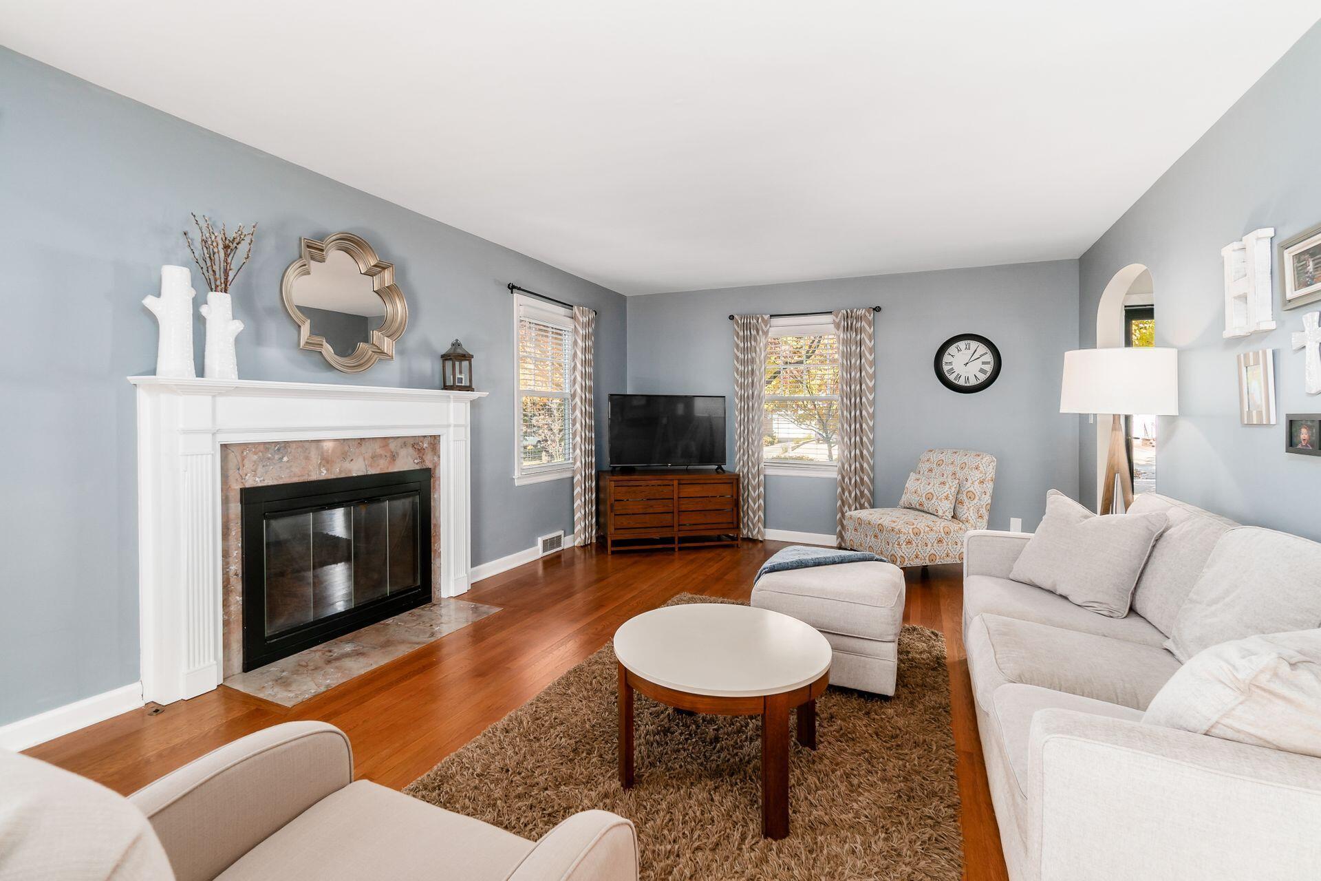 351 Fallis Road Columbus, OH 43214 - Photo 6 of 31 Living Room
