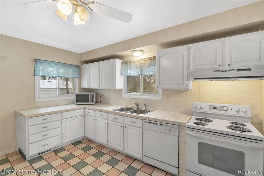 1395 Dawes Avenue Rochester Hills, MI 48307 - Photo 11 of 36