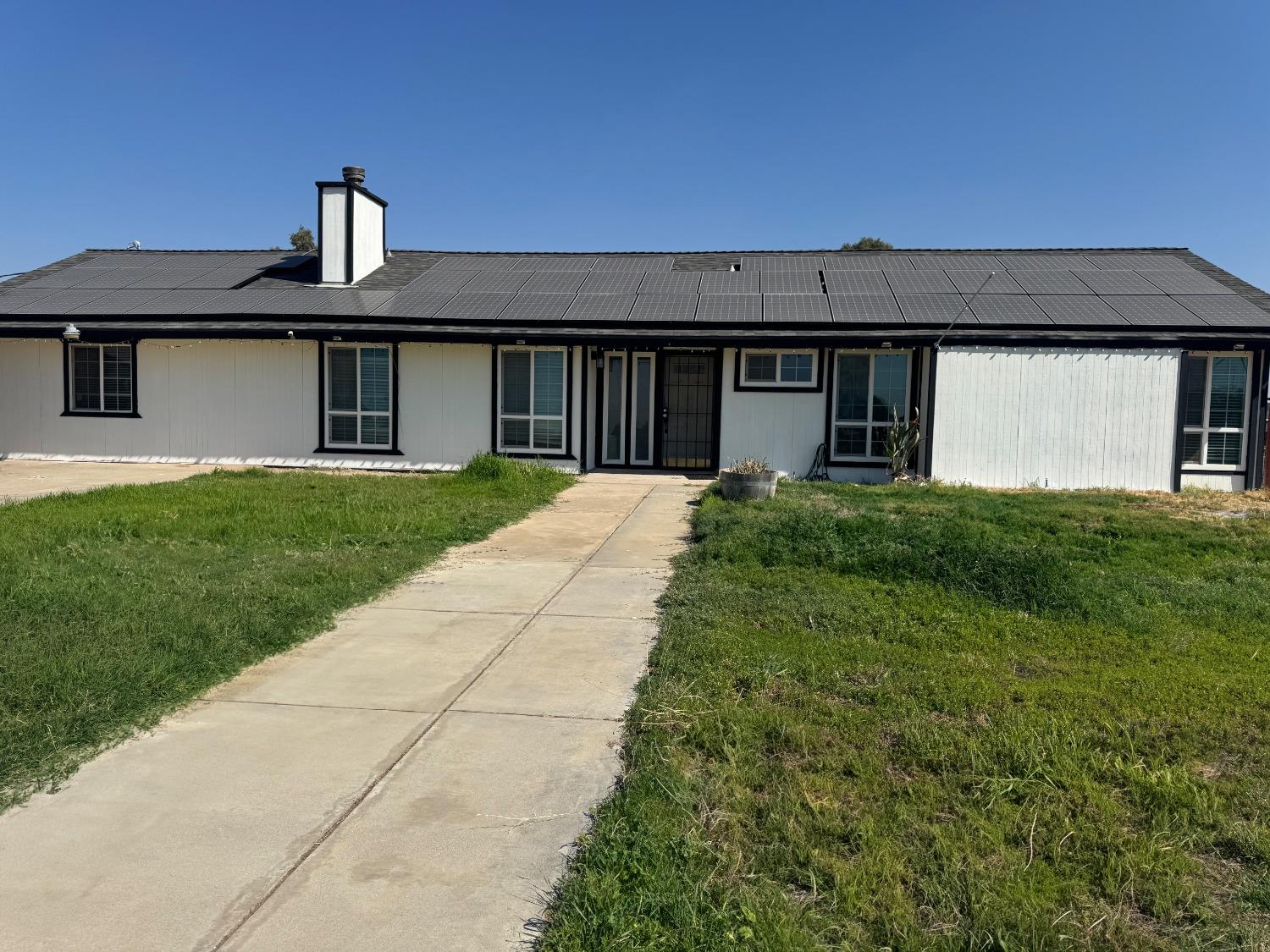 17269 Mark Road Madera, CA 93636 - Photo 1 of 23 a front view of a house with a yard