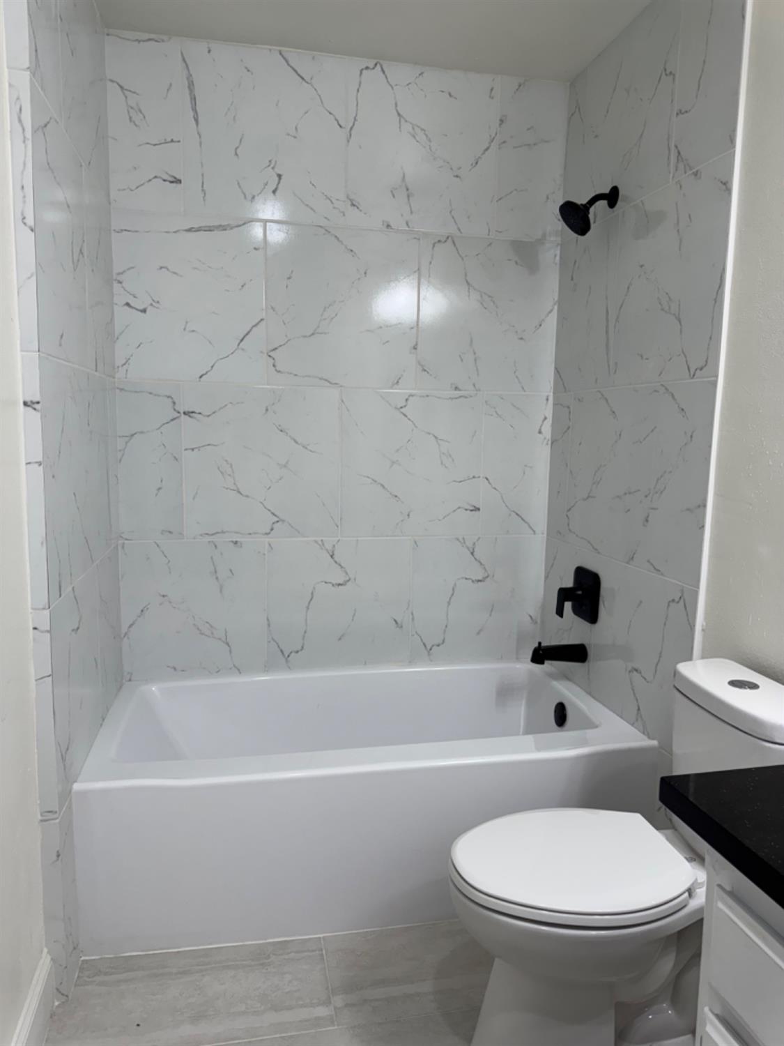 17269 Mark Road Madera, CA 93636 - Photo 13 of 23 a bathroom with a toilet and a bathtub