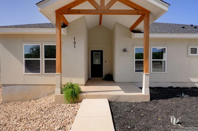 a view of a house with backyard