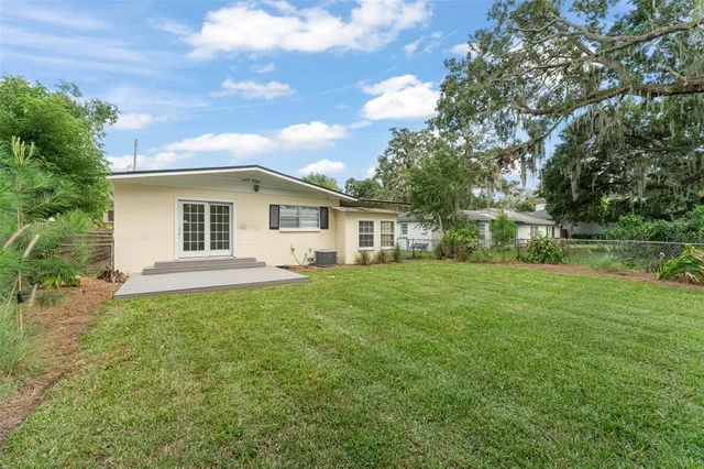 a view of a house with backyard and garden