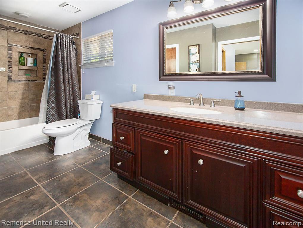 153 Riviera Terrace Waterford, MI 48328 - Photo 14 of 25