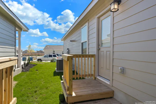 a view of a back yard