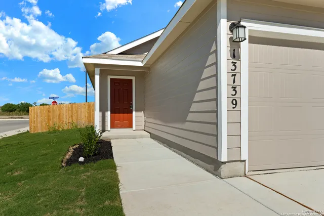 a view of a back yard of the house