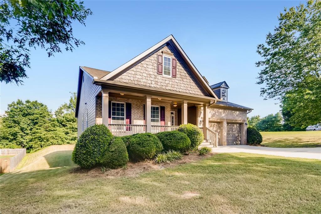 a view of a house with backyard and garden