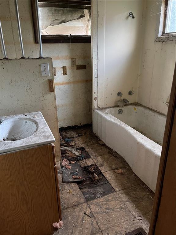 805 Oak Street Duquesne, PA 15110 - Photo 4 of 15 a utility room with a washer and dryer