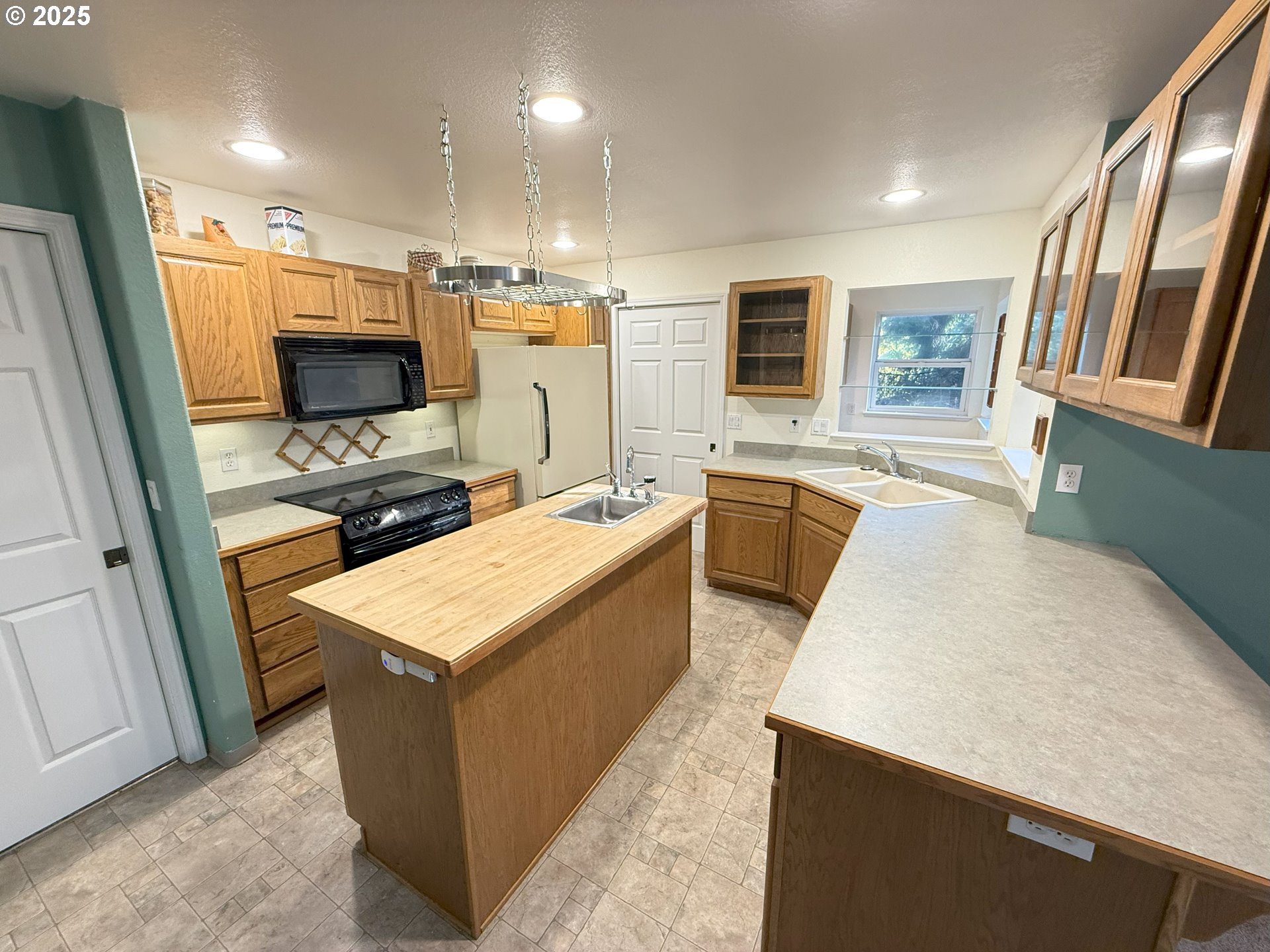 5938 View Loop Florence, OR 97439 - Photo 13 of 42 a kitchen with stainless steel appliances granite countertop a sink stove and refrigerator
