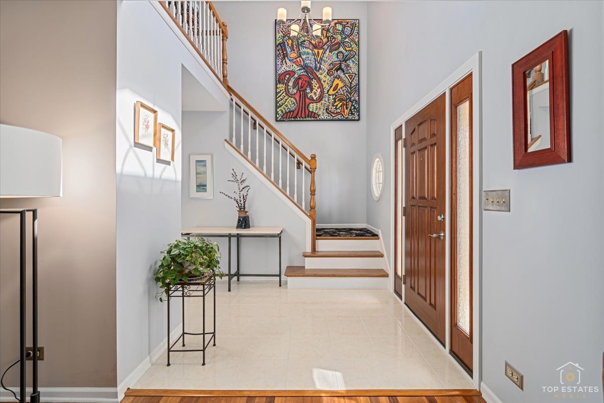 1506 Division Street St. Charles, IL 60174 - Photo 4 of 32 a view of entryway