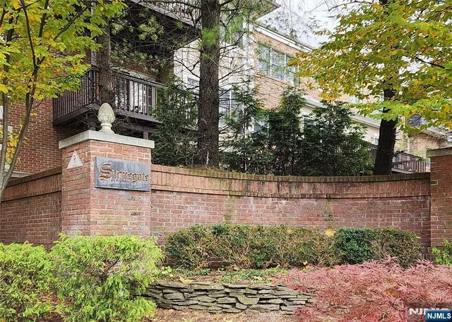 $899,000 | 136 Stonegate Trail, Unit 37, Cresskill, NJ 07626