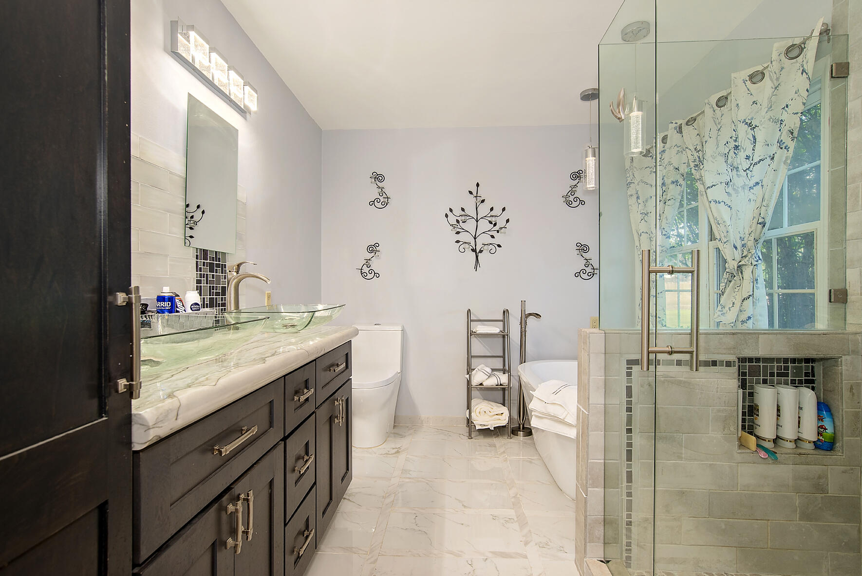 1763 Camp Baker Road Medford, OR 97501 - Photo 8 of 34 Master bathroom is over sized and has double vanities