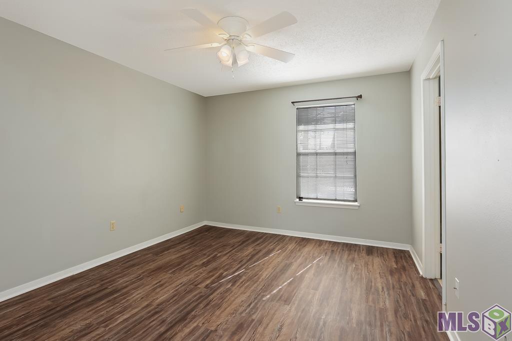 9851 Jefferson Highway, Unit H28 Baton Rouge, LA 70809 - Photo 13 of 19 Nice Size Bedroom!