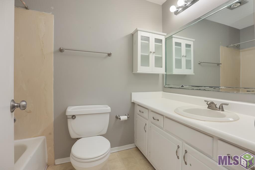 9851 Jefferson Highway, Unit H28 Baton Rouge, LA 70809 - Photo 15 of 19 Bathroom