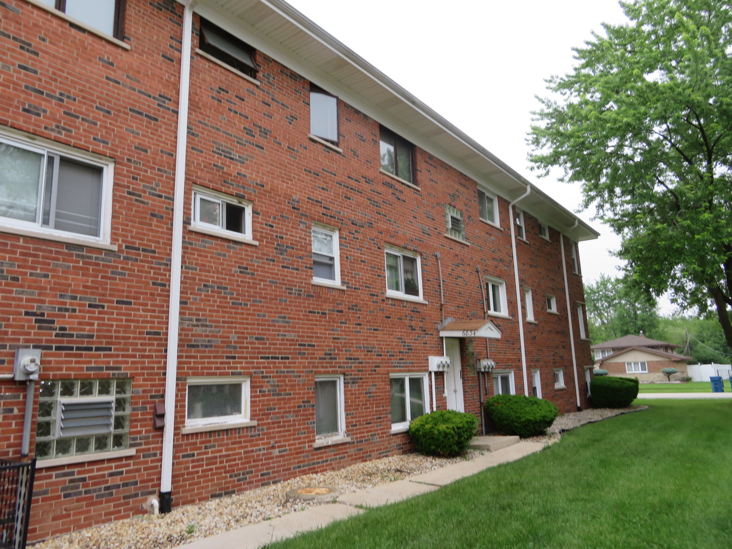 6834 West Lode Drive, Unit 3A Worth, IL 60482 - Photo 10 of 11 a brick building that has a lots of windows in it