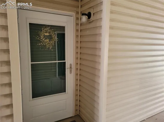a view of entryway with shower