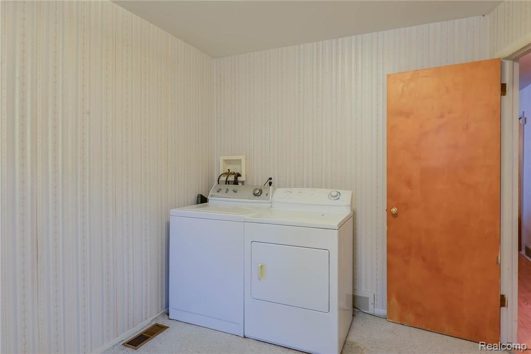 1186 State Road Fenton, MI 48430 - Photo 21 of 25 1186 State (9).jpg
