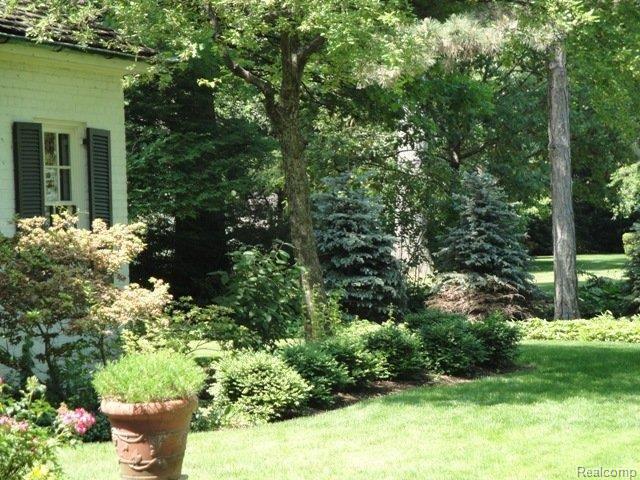354 Provencal Road Grosse Pointe, MI 48236 - Photo 13 of 15 yard