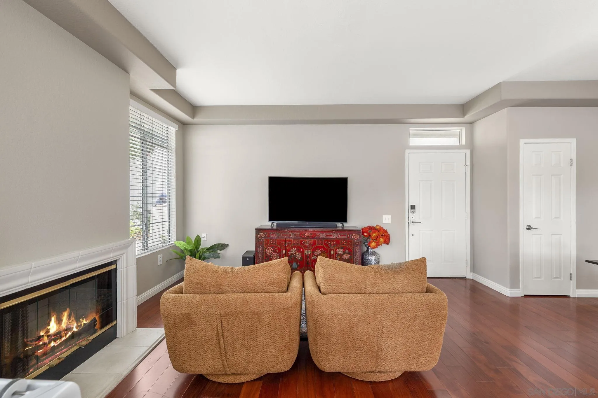 3335 Genoa Way, Unit 112 Oceanside, CA 92056 - Photo 5 of 35 Living Room