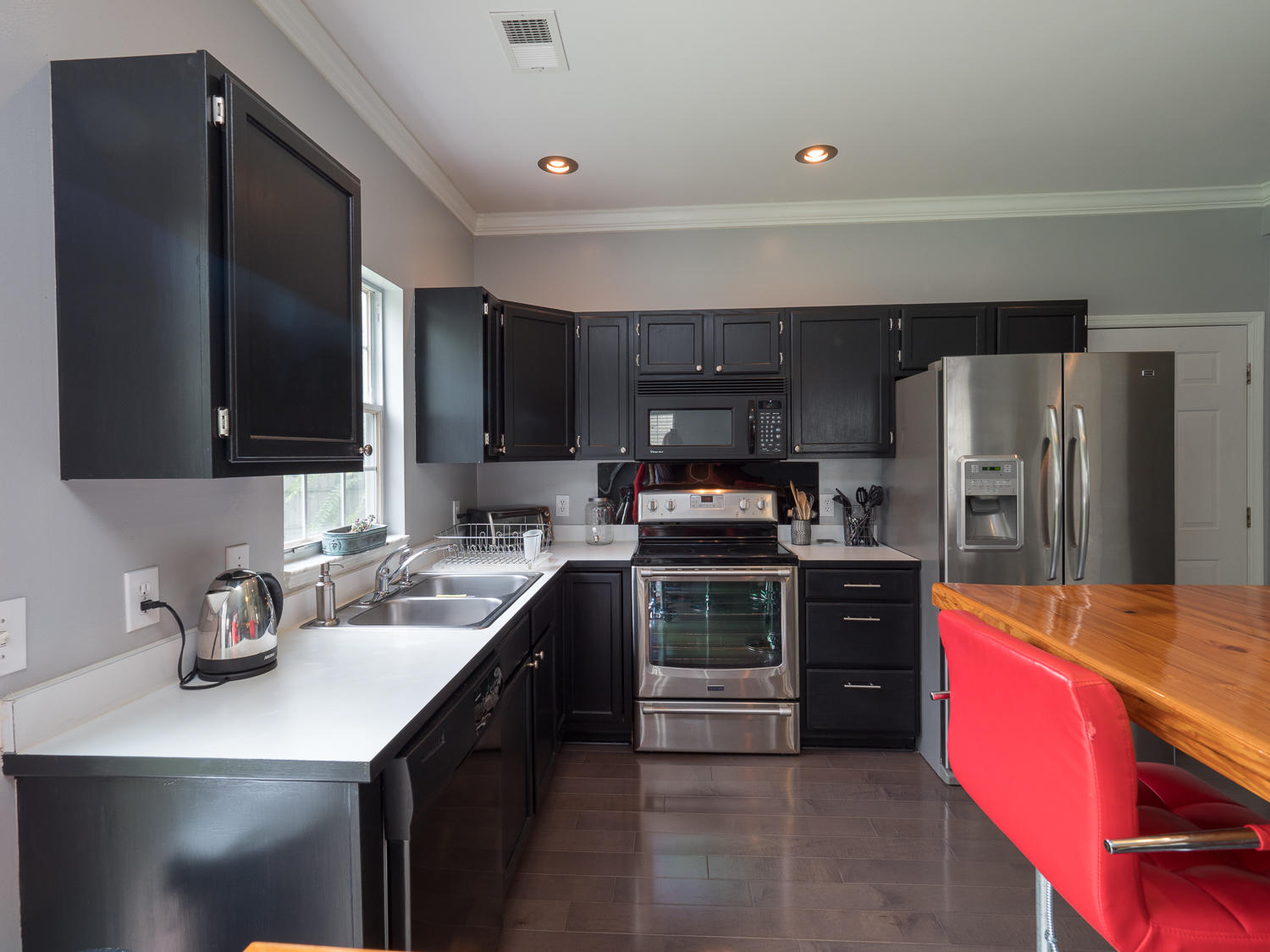 125 Whaler Road Summerville, SC 29485 - Photo 5 of 28 kitchen side shot toward stove