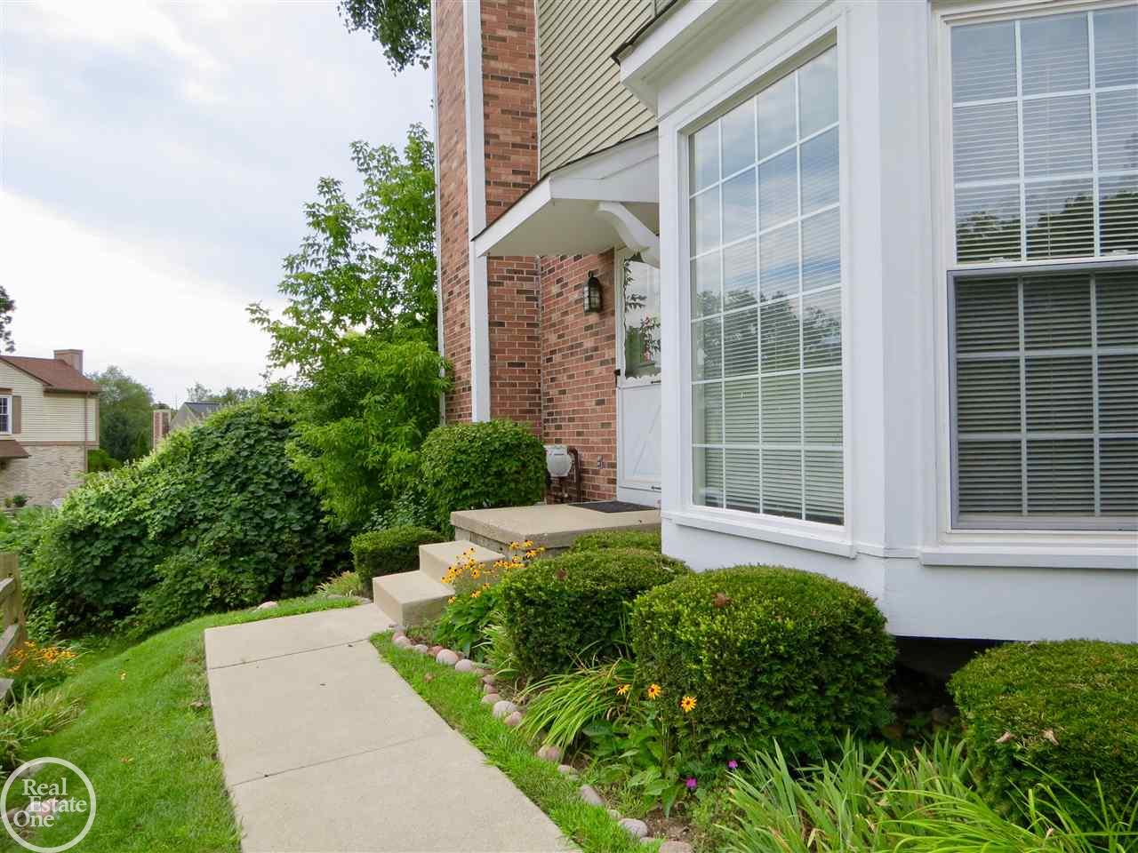 1396 Crescent Lane, Unit 336 Rochester Hills, MI 48306 - Photo 3 of 33