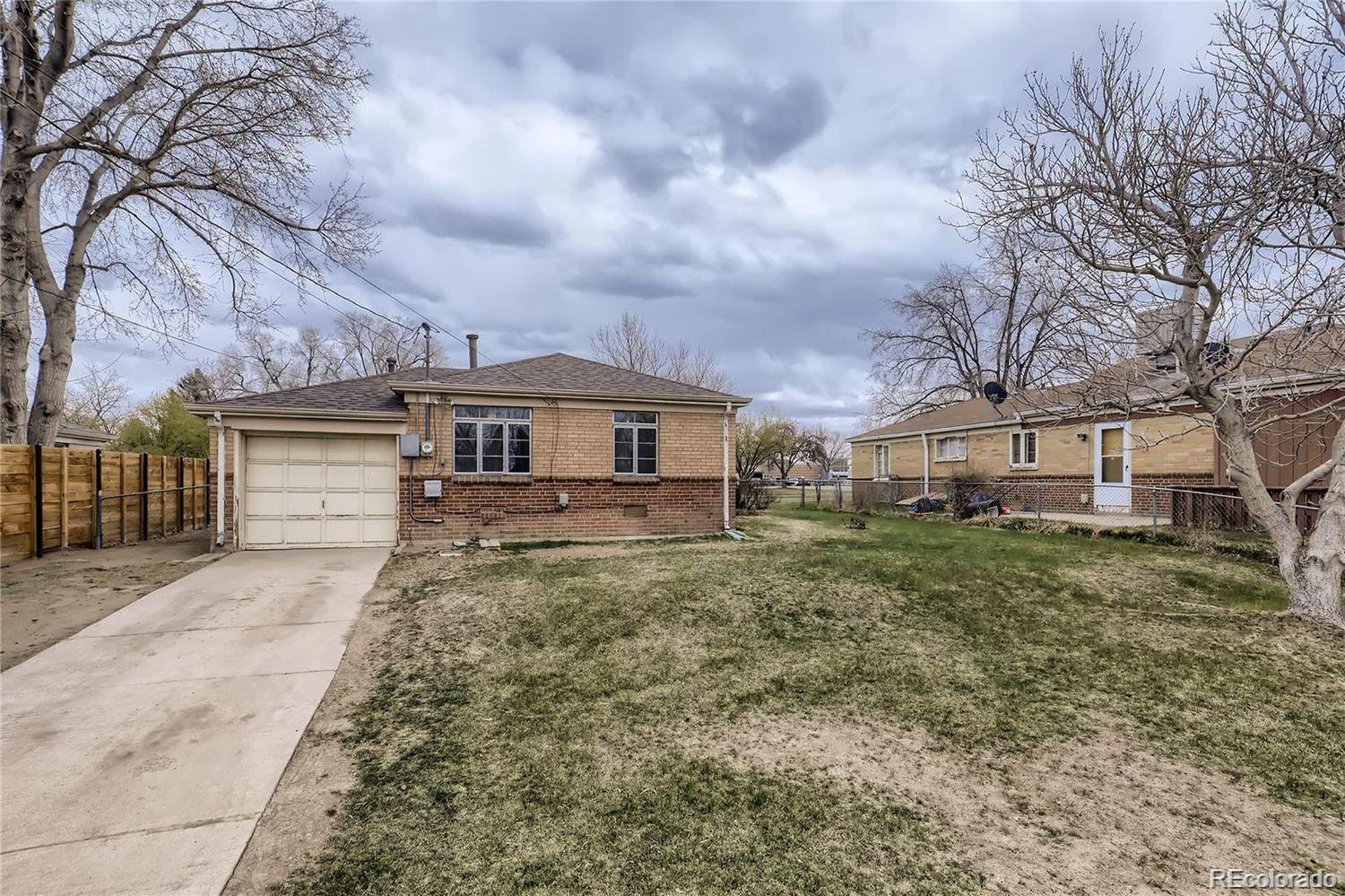411 Quebec Street Denver, CO 80220 - Photo 28 of 31 a front view of a house with a garden