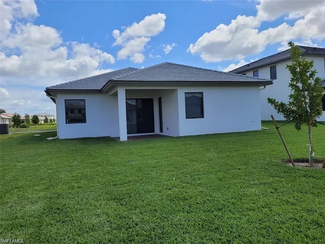 a view of a house with a backyard