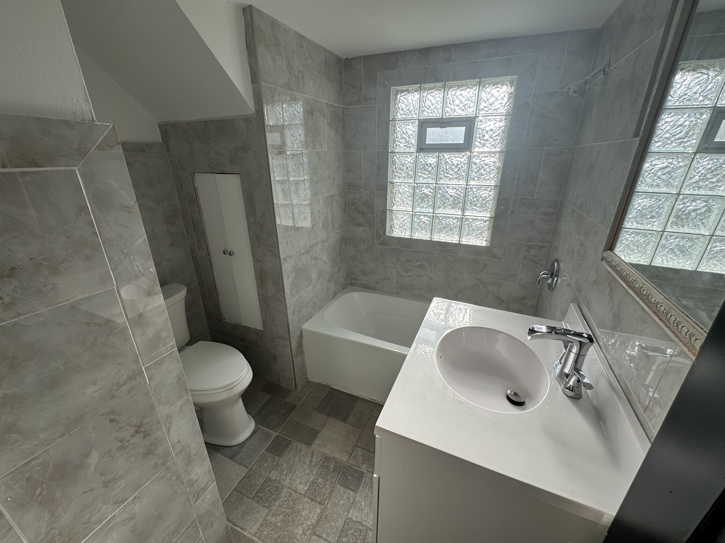 4056 North 46th Street Milwaukee, WI 53216 - Photo 12 of 22 Upper Bath