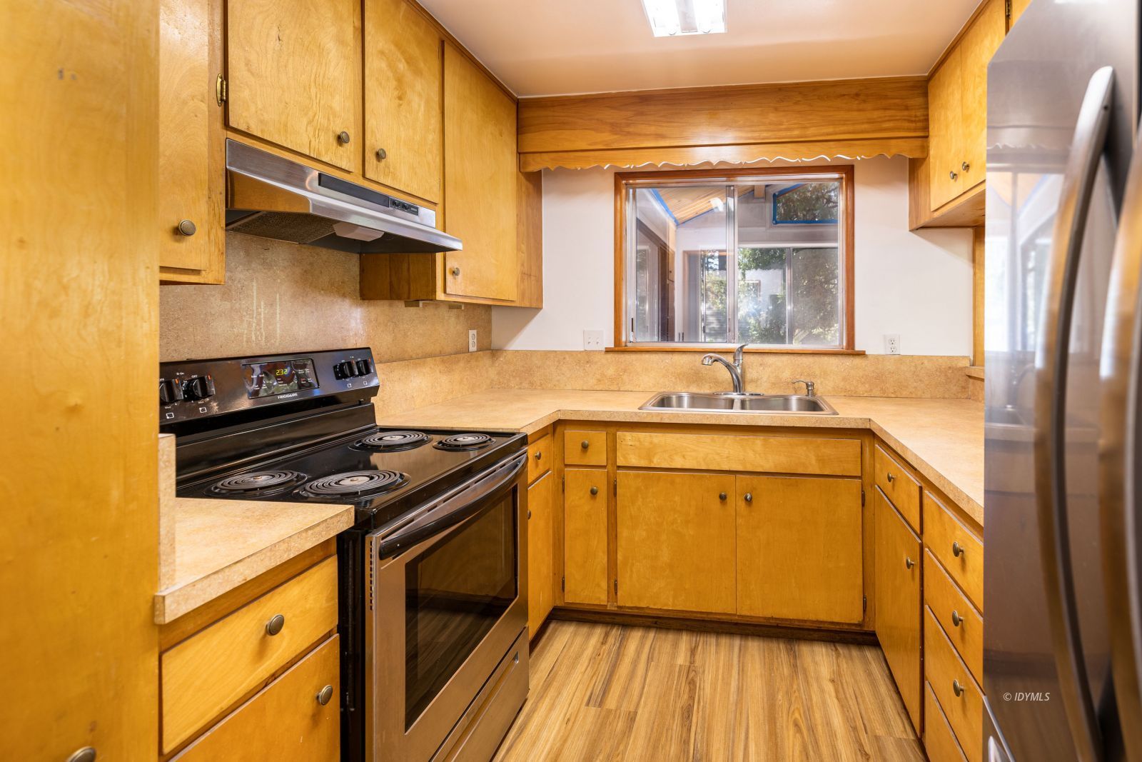25201 Palomar Road Idyllwild, CA 92549 - Photo 8 of 18 a kitchen with granite countertop cabinets stainless steel appliances and wooden floor