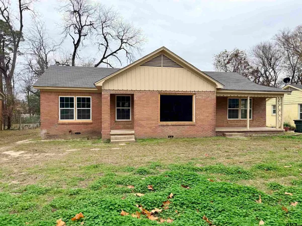 a view of a house with yard