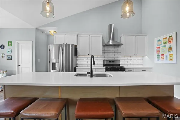 $525,000 | 240 Meridian Oaks Drive, Glen Carbon, IL 62034