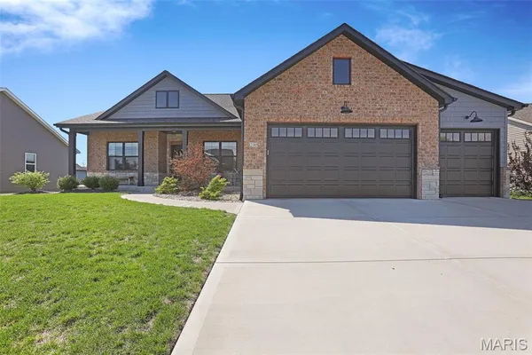 $525,000 | 240 Meridian Oaks Drive, Glen Carbon, IL 62034