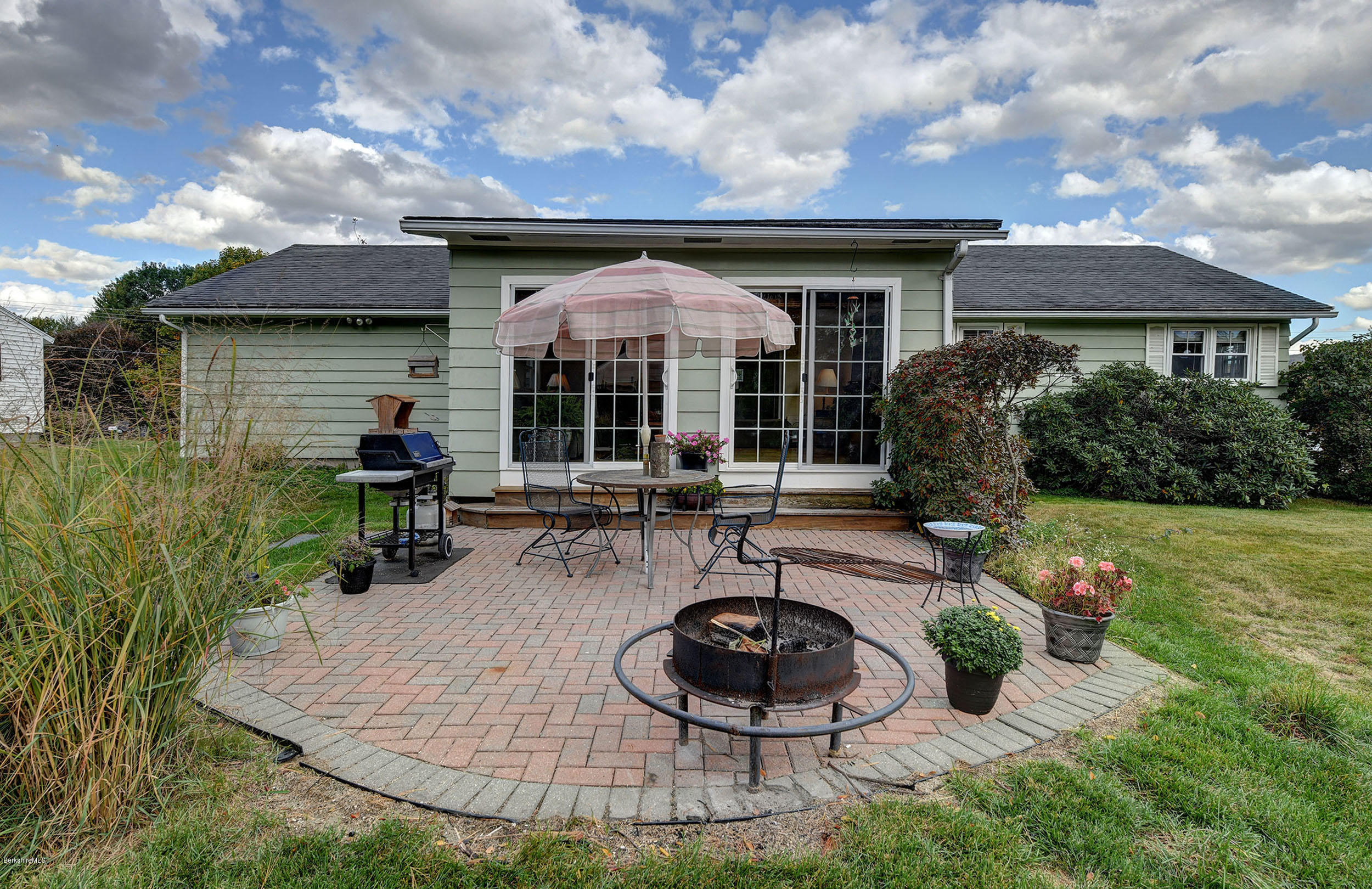35 Oak Hill Road Pittsfield, MA 01201 - Photo 24 of 29 24-Patio