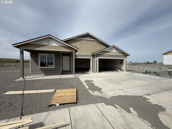 $420,000 | 859 East Kinsley Avenue, Hermiston, OR 97838