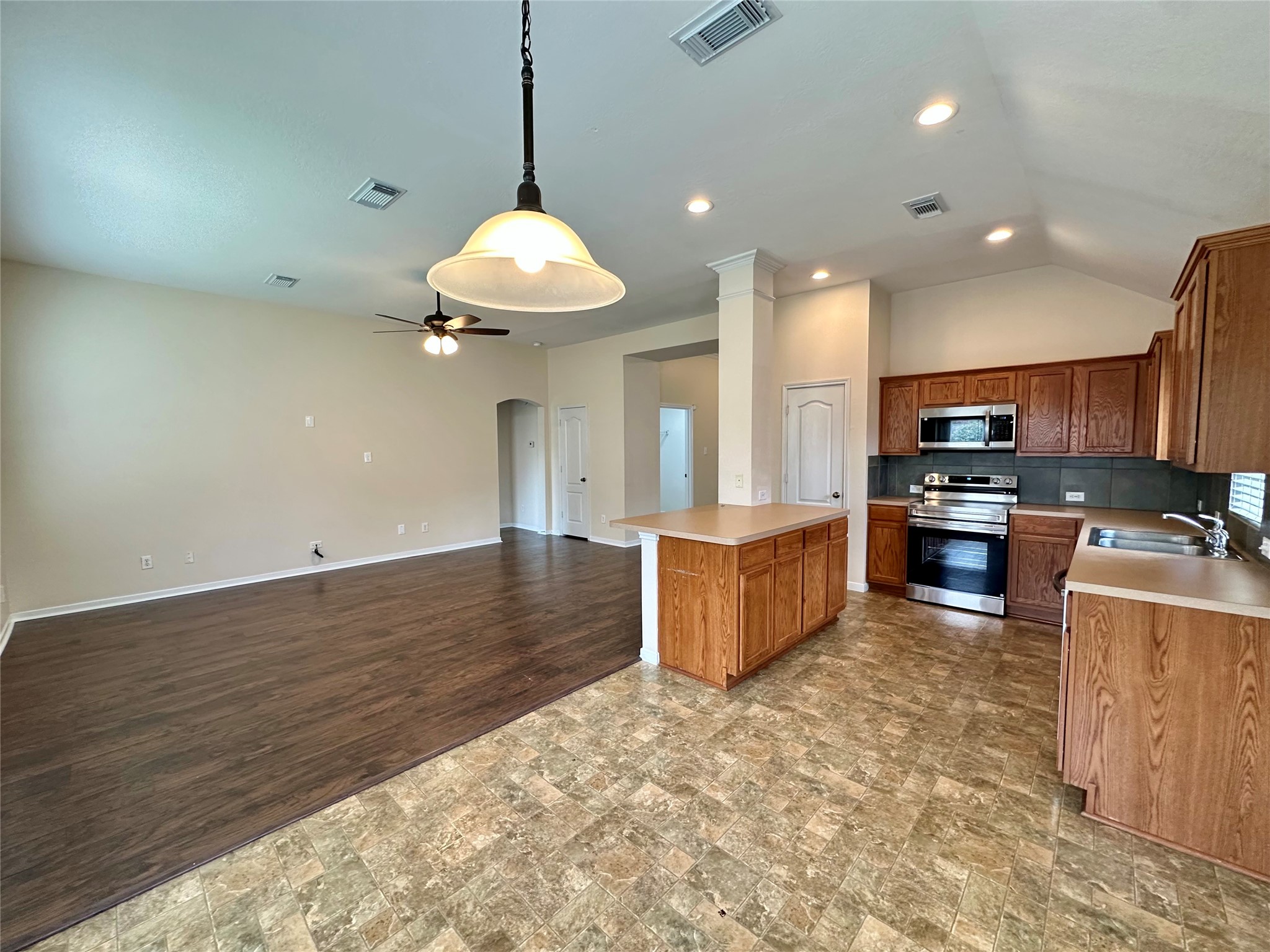 2608 Courtyard Lane Pearland, TX 77584 - Photo 6 of 25 Gallery Image 6