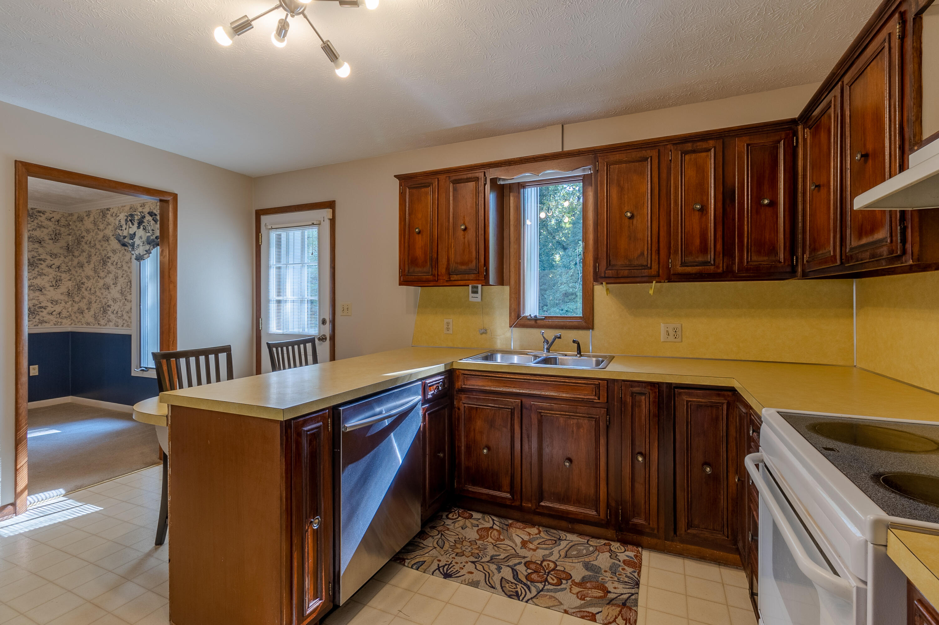 1469 Ridgecrest Avenue Kingsport, TN 37660 - Photo 11 of 37 Kitchen 1