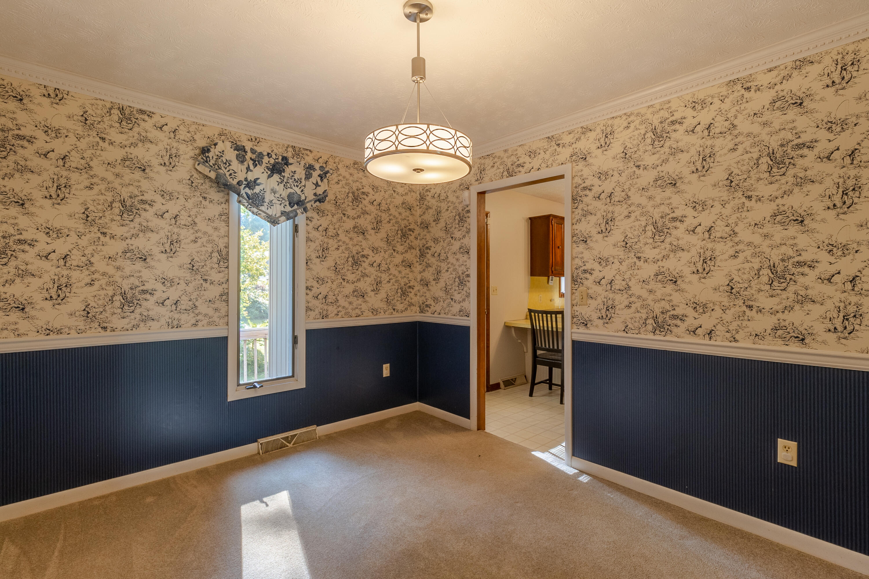 1469 Ridgecrest Avenue Kingsport, TN 37660 - Photo 15 of 37 Dining 1