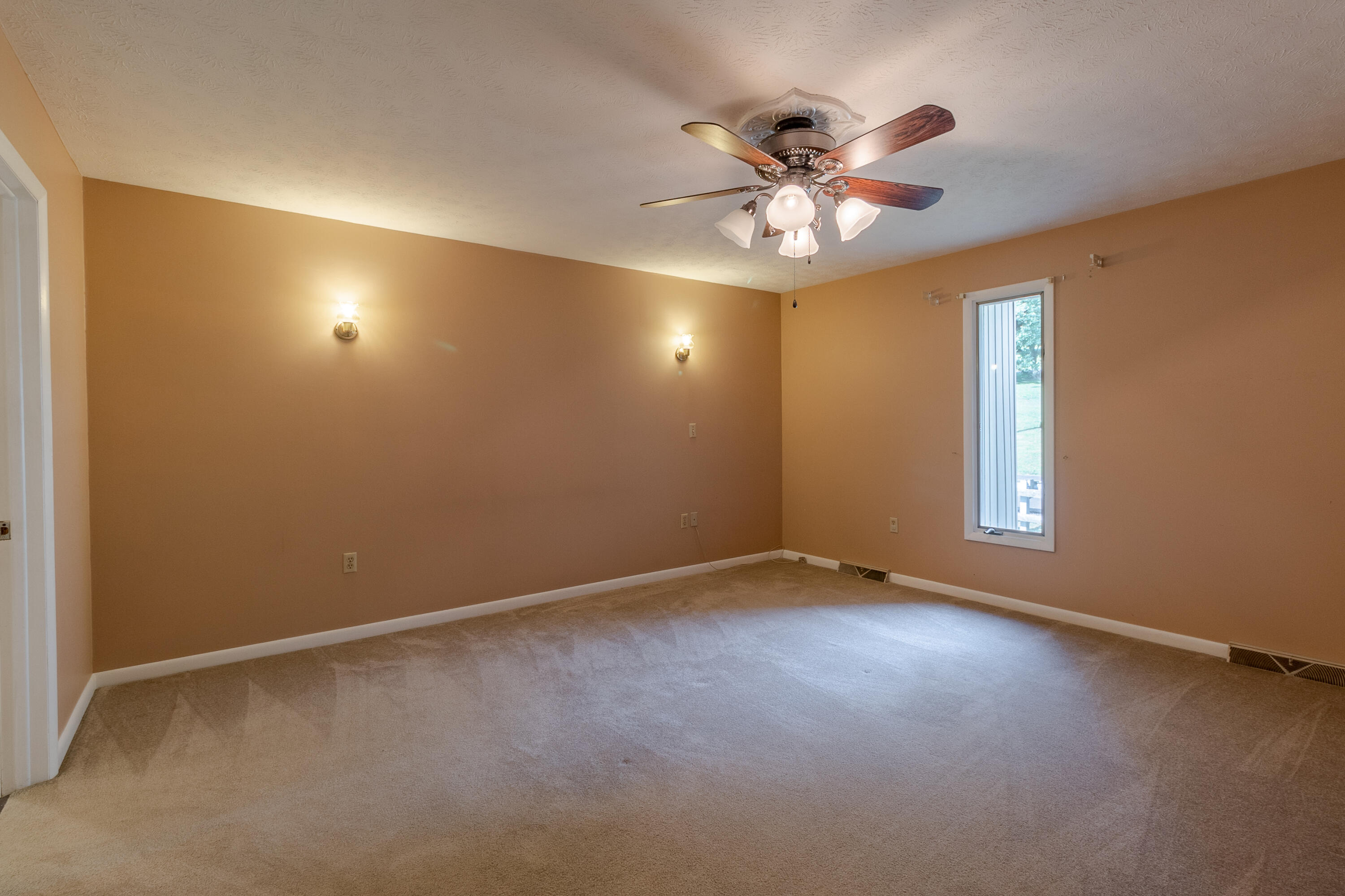 1469 Ridgecrest Avenue Kingsport, TN 37660 - Photo 17 of 37 Primary Bedroom 1