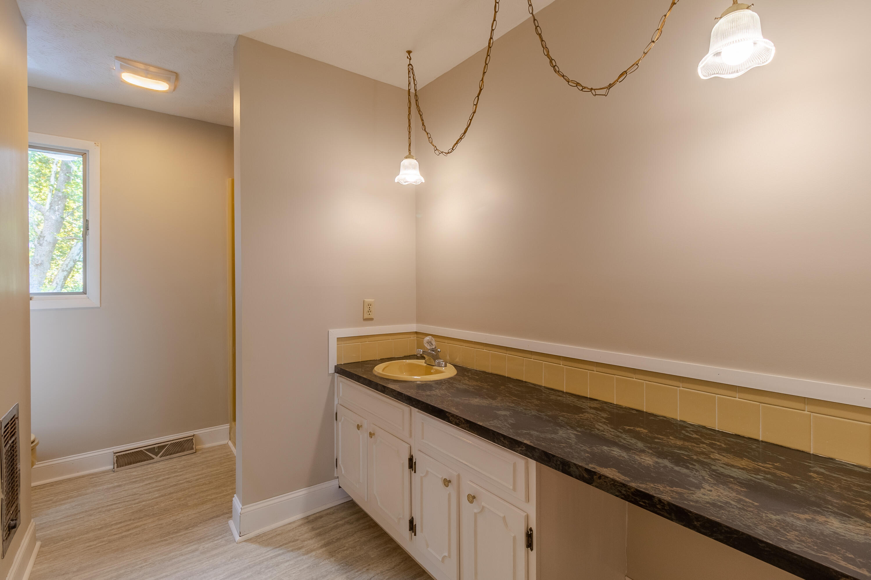1469 Ridgecrest Avenue Kingsport, TN 37660 - Photo 19 of 37 Primary Bath