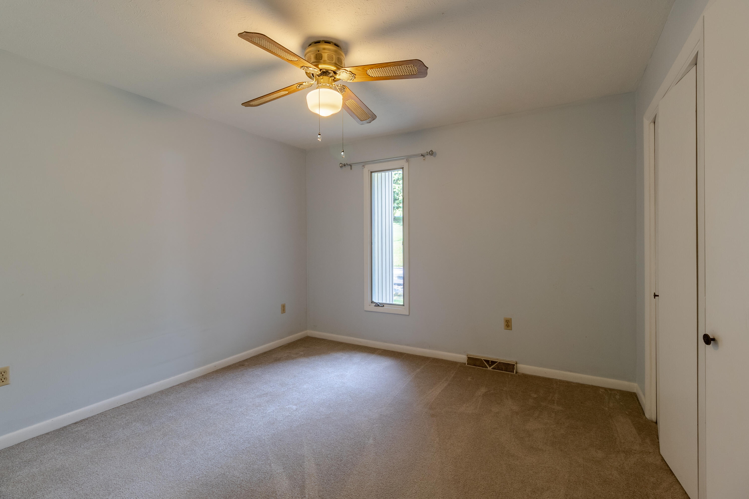1469 Ridgecrest Avenue Kingsport, TN 37660 - Photo 22 of 37 Bedroom 3