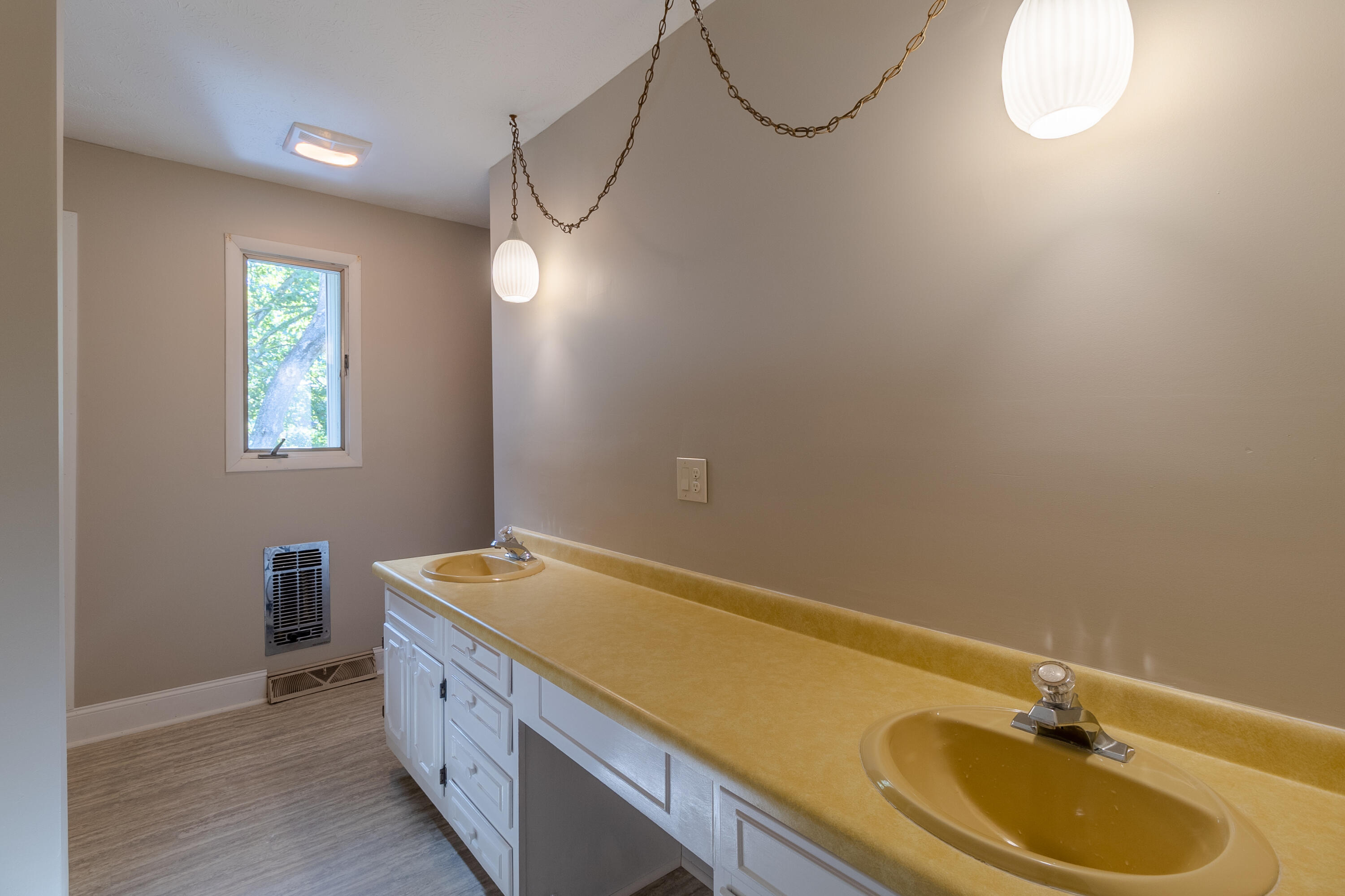 1469 Ridgecrest Avenue Kingsport, TN 37660 - Photo 24 of 37 Hall Bath