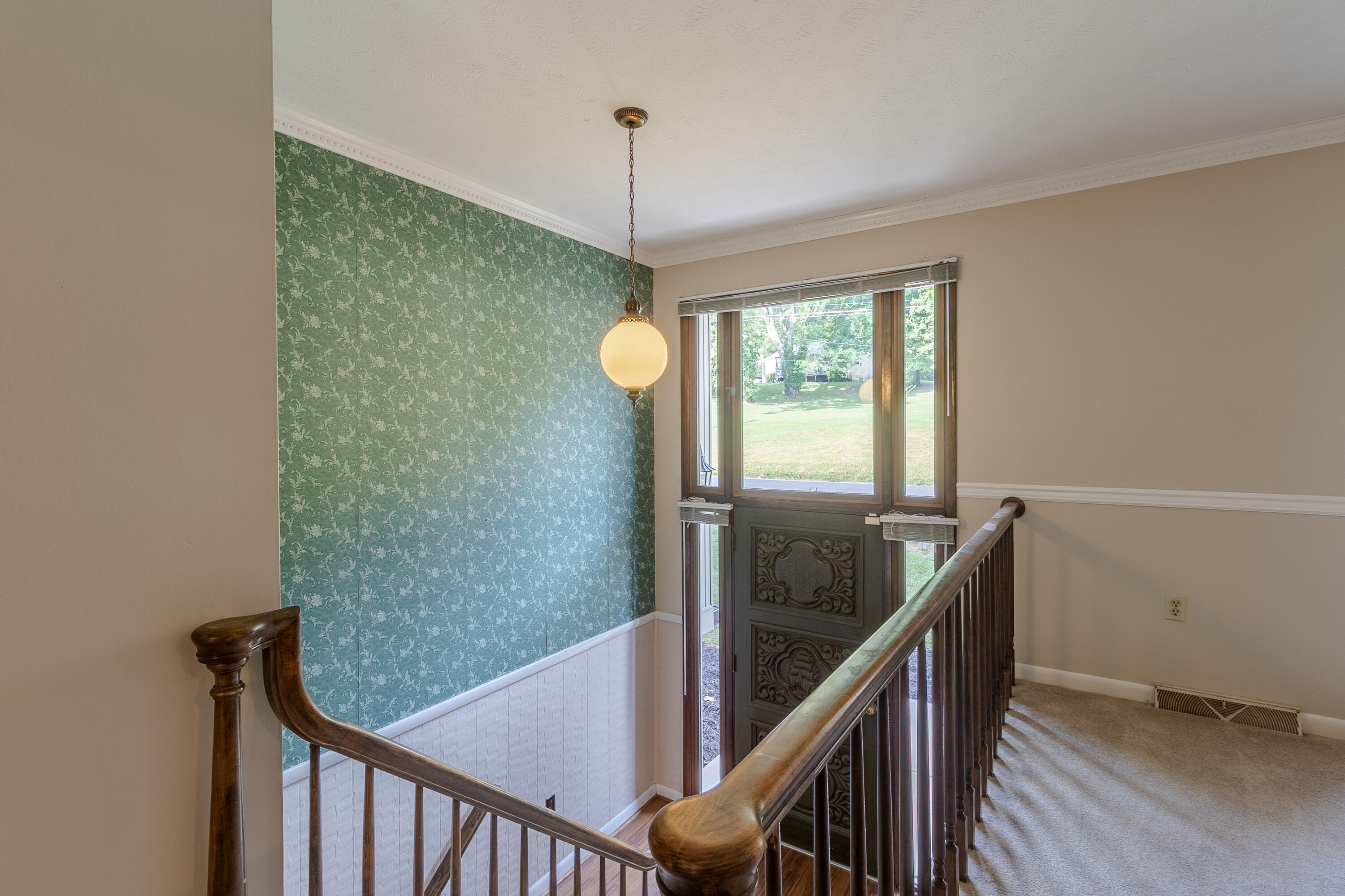 1469 Ridgecrest Avenue Kingsport, TN 37660 - Photo 6 of 37 Foyer