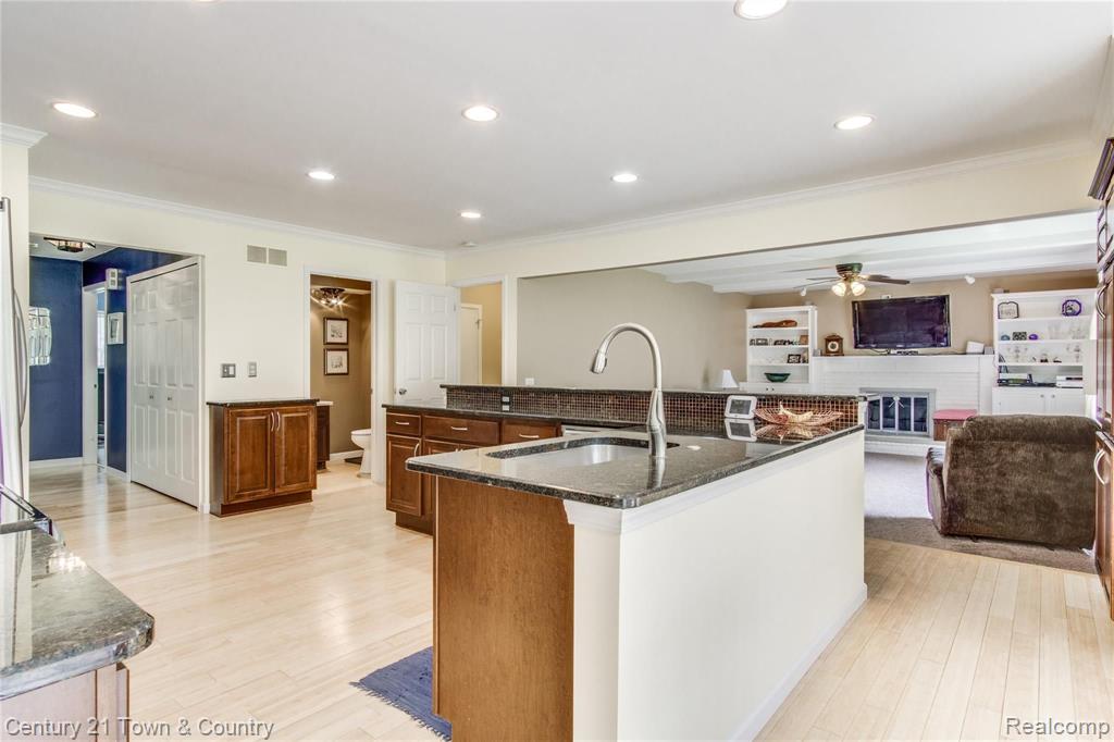 548 Ten Point Drive Rochester Hills, MI 48309 - Photo 11 of 46