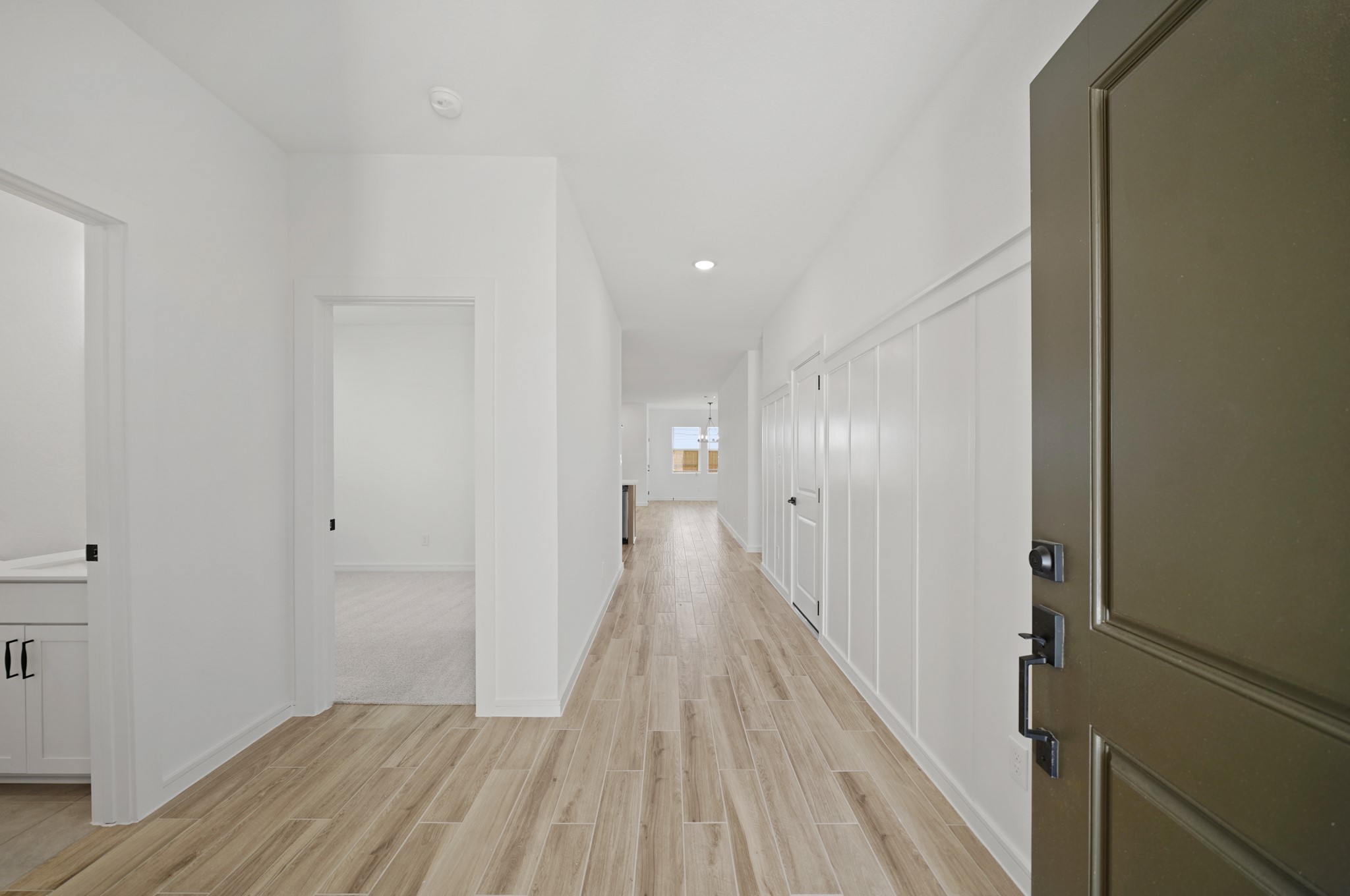 7922 Jasper Mdws Way Angleton, TX 77515 - Photo 4 of 31 Inviting foyer (*Photo not of actual home and used for illustration purposes only.)