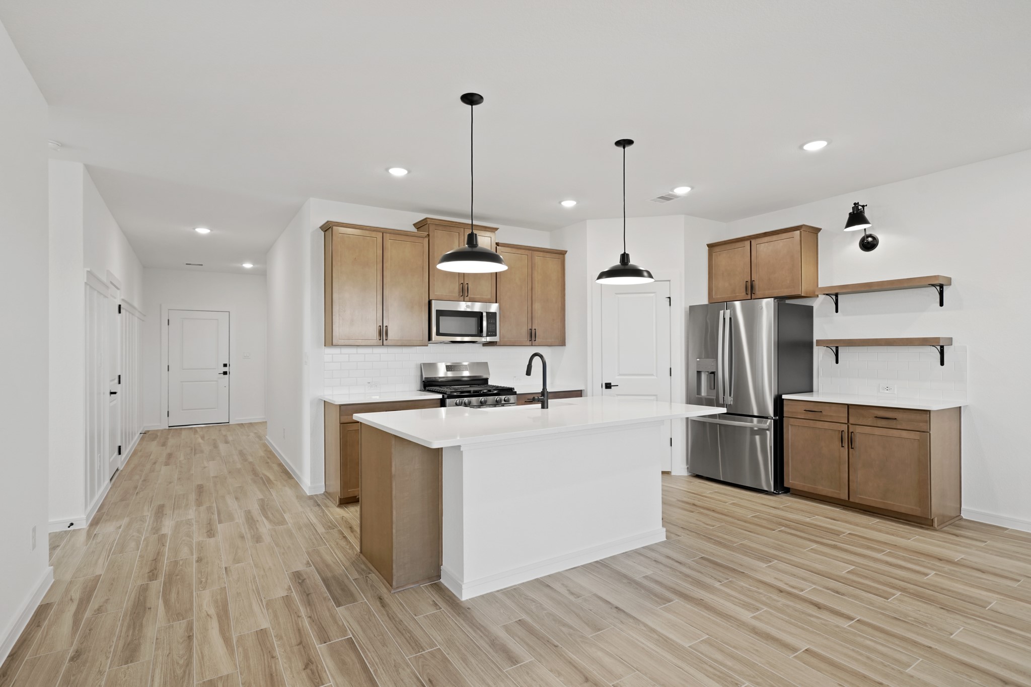 7922 Jasper Mdws Way Angleton, TX 77515 - Photo 6 of 31 Stylish island kitchen (*Photo not of actual home and used for illustration purposes only.)