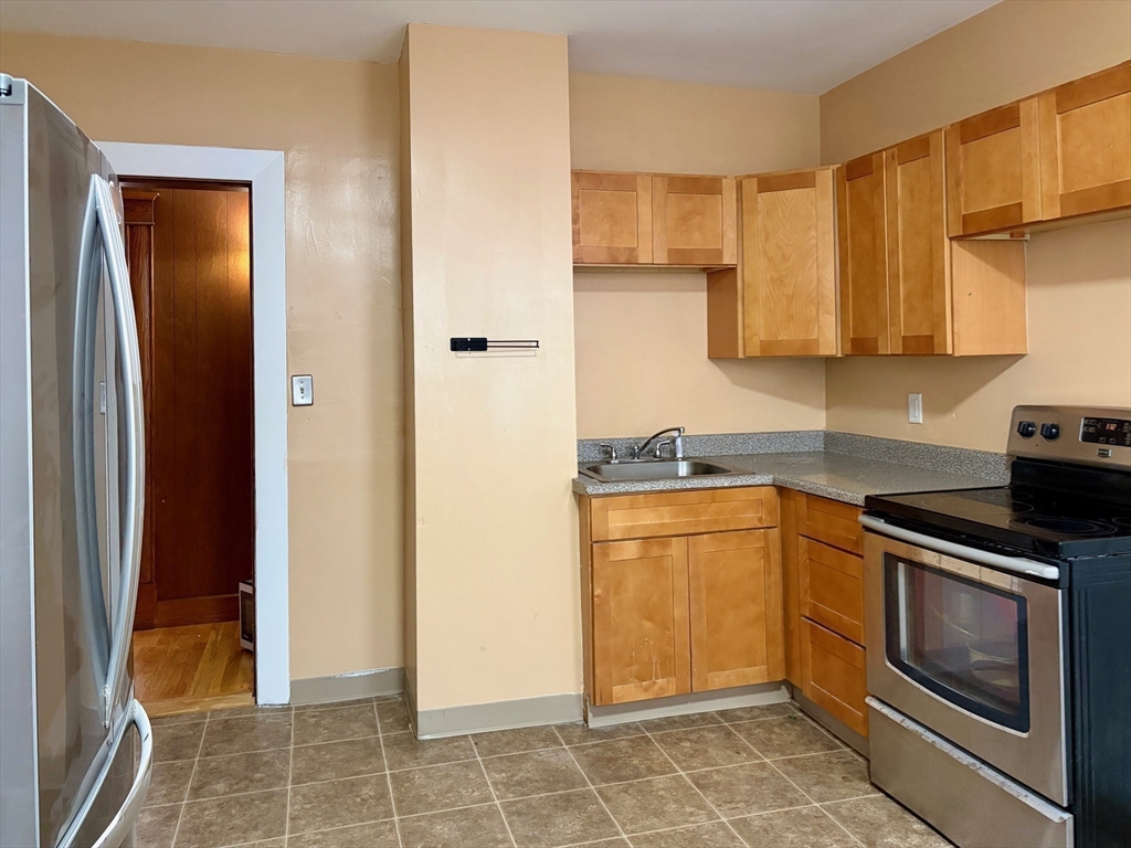 271-273 Pleasant Street, Unit 271 Holyoke, MA 01040 - Photo 8 of 17