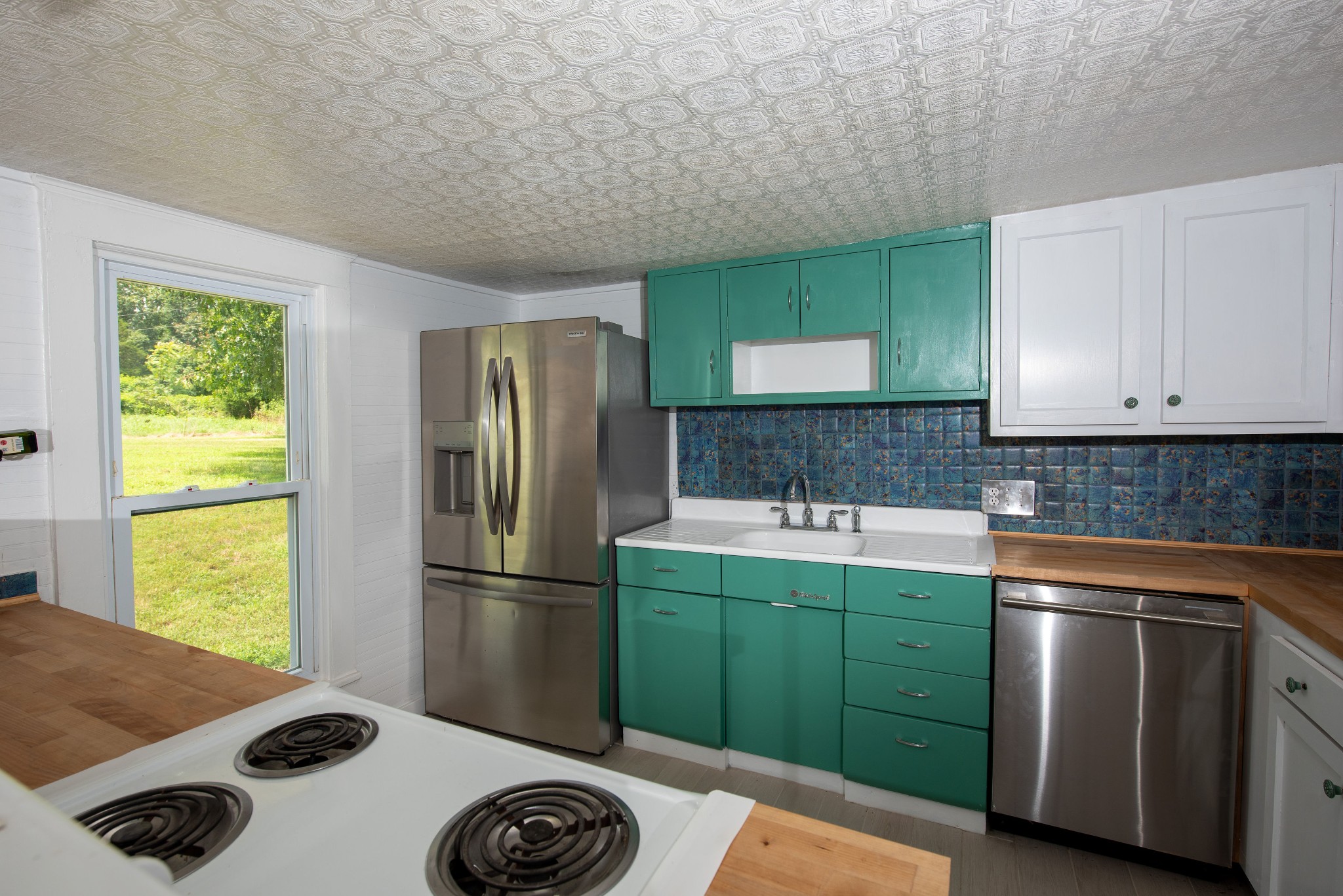 3058 Lipscomb Road Springfield, TN 37172 - Photo 3 of 19 a kitchen with a refrigerator and a sink
