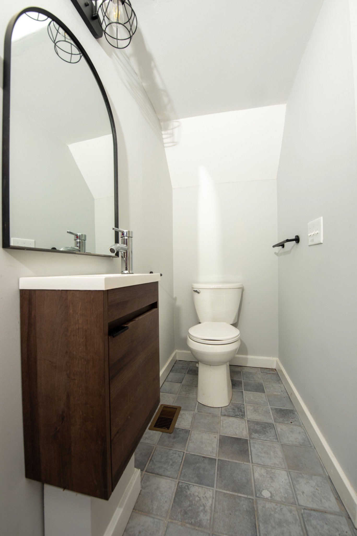 3058 Lipscomb Road Springfield, TN 37172 - Photo 9 of 19 a bathroom with a toilet a sink and mirror