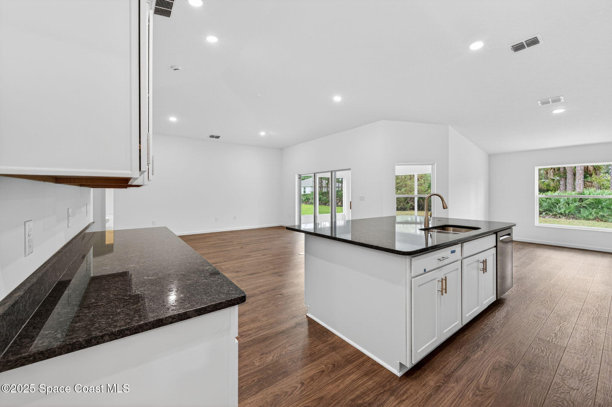 474 Scenic Road Palm Bay, FL 32908 - Photo 18 of 45 Granite Countertops
