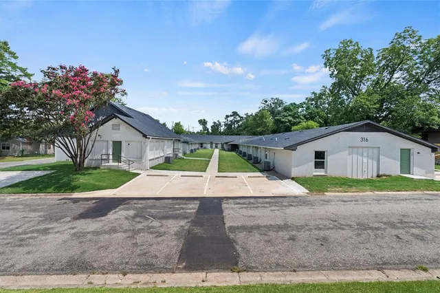 a view of a house with a yard